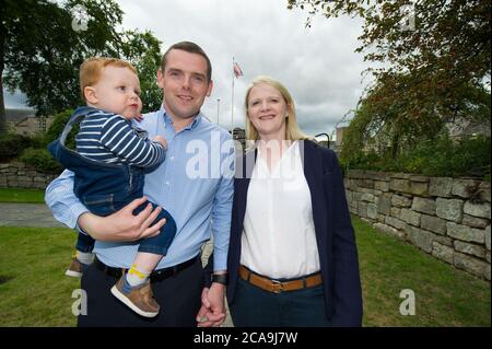 Forres, Schottland, Großbritannien. August 2020. Im Bild: (L-R) Alaistair Ross; Douglas Ross MP; Krystle Ross Douglas Ross MP ist neuer Führer der Scottish Conservative and Unionist Party, nachdem der ehemalige Führer, Jackson Carlaw MSP letzte Woche am Donnerstag Nachmittag, 30. Juli 2020, zurückgetreten ist. Quelle: Colin Fisher/Alamy Live News Stockfoto