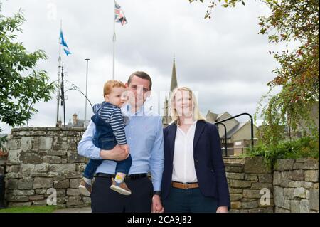 Forres, Schottland, Großbritannien. August 2020. Im Bild: (L-R) Alaistair Ross; Douglas Ross MP; Krystle Ross Douglas Ross MP ist neuer Führer der Scottish Conservative and Unionist Party, nachdem der ehemalige Führer, Jackson Carlaw MSP letzte Woche am Donnerstag Nachmittag, 30. Juli 2020, zurückgetreten ist. Quelle: Colin Fisher/Alamy Live News Stockfoto