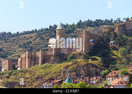 Blick auf uneinnehmbare alte Festung Narikala und Kirche St. Nikolaus in Tiflis, Georgien Stockfoto