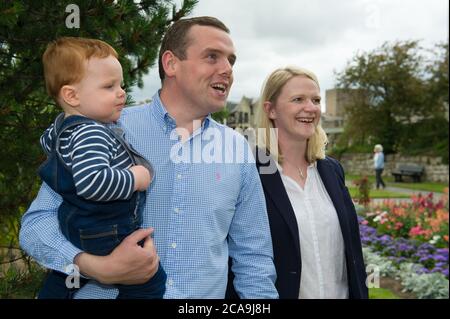 Forres, Schottland, Großbritannien. August 2020. Im Bild: (L-R) Alaistair Ross; Douglas Ross MP; Krystle Ross Douglas Ross MP ist neuer Führer der Scottish Conservative and Unionist Party, nachdem der ehemalige Führer, Jackson Carlaw MSP letzte Woche am Donnerstag Nachmittag, 30. Juli 2020, zurückgetreten ist. Quelle: Colin Fisher/Alamy Live News Stockfoto