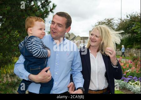 Forres, Schottland, Großbritannien. August 2020. Im Bild: (L-R) Alaistair Ross; Douglas Ross MP; Krystle Ross Douglas Ross MP ist neuer Führer der Scottish Conservative and Unionist Party, nachdem der ehemalige Führer, Jackson Carlaw MSP letzte Woche am Donnerstag Nachmittag, 30. Juli 2020, zurückgetreten ist. Quelle: Colin Fisher/Alamy Live News Stockfoto