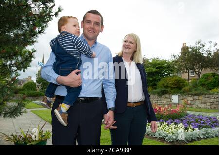 Forres, Schottland, Großbritannien. August 2020. Im Bild: (L-R) Alaistair Ross; Douglas Ross MP; Krystle Ross Douglas Ross MP ist neuer Führer der Scottish Conservative and Unionist Party, nachdem der ehemalige Führer, Jackson Carlaw MSP letzte Woche am Donnerstag Nachmittag, 30. Juli 2020, zurückgetreten ist. Quelle: Colin Fisher/Alamy Live News Stockfoto