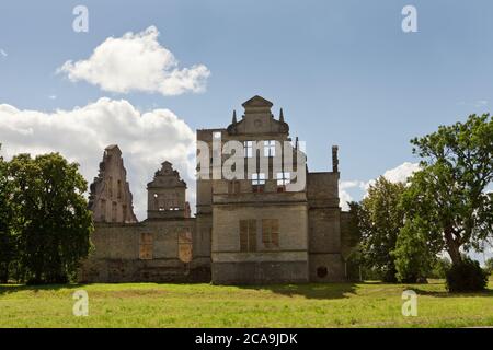 Neobarocke Bauruine des Landgutes Ungru, Estland. burg ungru in Estland. Verlassene Kalkstein Gebäude Architektur. Stockfoto