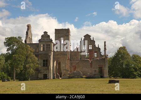 Neobarocke Bauruine des Landgutes Ungru, Estland. burg ungru in Estland. Verlassene Kalkstein Gebäude Architektur. Stockfoto