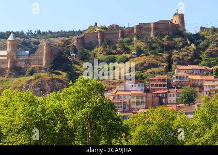 Blick auf uneinnehmbare alte Festung Narikala und Kirche St. Nikolaus in Tiflis, Georgien Stockfoto