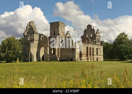 Neobarocke Bauruine des Landgutes Ungru, Estland. burg ungru in Estland. Verlassene Kalkstein Gebäude Architektur. Stockfoto