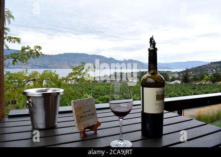 Weinprobe in Kelowna, auf dem Weingut Wachteln' Gate, in British Columbia, Kanada Stockfoto