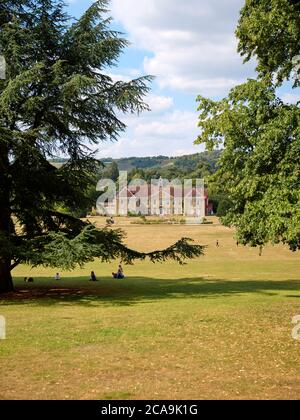 Ein Sommertag im Reigate Priory Park mit Reigate Hill und den North Downs im Hintergrund, Reigate Surrey England Stockfoto