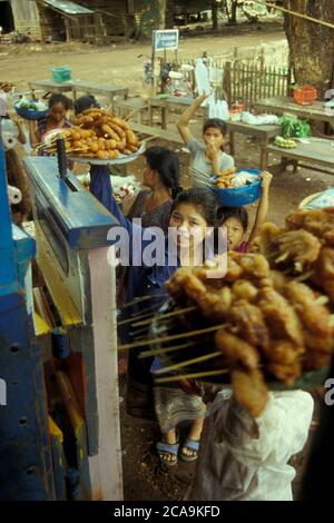 Menschen verkaufen Essen am Busbahnhof in der Stadt Pakse in der Provinz Champasak in Lao im Süden von Lao. Lao, Pakse, Juli 1996 Stockfoto