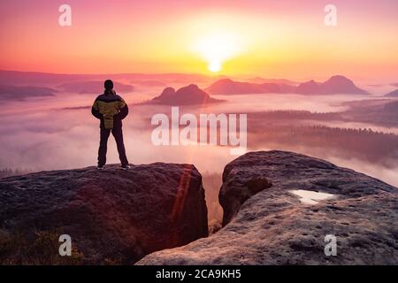 Spektakuläre Bergketten Silhouetten. Mann erreicht Gipfel genießen Freiheit. Blick vom Gipfel des Berges Stockfoto