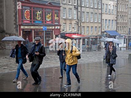 Rain, Royal Mile Edinburgh City Centre, Schottland, Großbritannien. August 2020. Sintflutartiger Regen am Nachmittag nach einem trockenen, bewölkten Morgenregen kam gegen 14 Uhr an, was den Touristen und Einheimischen ein Durchnässen gab. Offensichtlich hatte nicht jeder die Prognose vor der Abreise überprüft. Stockfoto