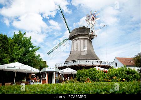 Norderney, Deutschland. Juli 2020. In der Marienstraße im Zentrum der Insel steht eine historische Windmühle. Quelle: Hauke-Christian Dittrich/dpa/Alamy Live News Stockfoto