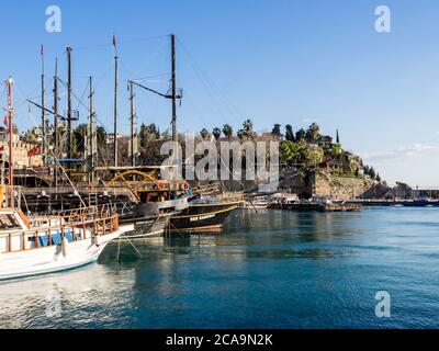 Antalya, Türkei - 22. Februar 2019: Altmodische Touristenyacht am Pier im Hafen in der Altstadt von Kaleici in Antalya. Stockfoto