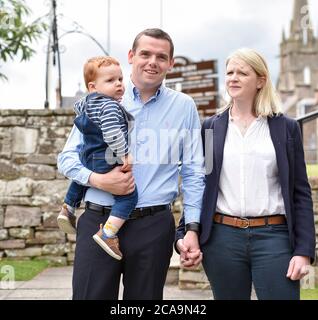 Forres, Schottland, Großbritannien. August 2020. FORRES, SCHOTTLAND, britischer Abgeordneter für Moray Douglas Ross wird als neuer Führer der schottischen Konservativen vorgestellt. Er übernahm die Rolle weniger als eine Woche nach dem Rücktritt von Jackson Carlaw. Im Bild: Douglas Ross mit seiner Frau Krystal und Sohn Alistair. Kredit: Dave Johnston/Alamy Live Nachrichten Stockfoto