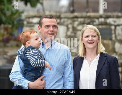 Forres, Schottland, Großbritannien. August 2020. FORRES, SCHOTTLAND, britischer Abgeordneter für Moray Douglas Ross wird als neuer Führer der schottischen Konservativen vorgestellt. Er übernahm die Rolle weniger als eine Woche nach dem Rücktritt von Jackson Carlaw. Im Bild: Douglas Ross mit seiner Frau Krystal und Sohn Alistair. Kredit: Dave Johnston/Alamy Live Nachrichten Stockfoto