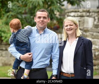 Forres, Schottland, Großbritannien. August 2020. FORRES, SCHOTTLAND, britischer Abgeordneter für Moray Douglas Ross wird als neuer Führer der schottischen Konservativen vorgestellt. Er übernahm die Rolle weniger als eine Woche nach dem Rücktritt von Jackson Carlaw. Im Bild: Douglas Ross mit seiner Frau Krystal und Sohn Alistair. Kredit: Dave Johnston/Alamy Live Nachrichten Stockfoto