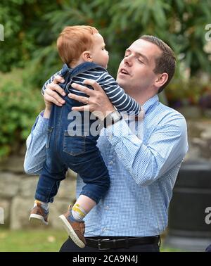 Forres, Schottland, Großbritannien. August 2020. FORRES, SCHOTTLAND, britischer Abgeordneter für Moray Douglas Ross wird als neuer Führer der schottischen Konservativen vorgestellt. Er übernahm die Rolle weniger als eine Woche nach dem Rücktritt von Jackson Carlaw. Im Bild: Douglas Ross mit seiner Frau Krystal und Sohn Alistair. Kredit: Dave Johnston/Alamy Live Nachrichten Stockfoto