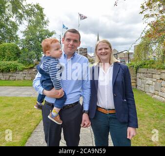 Forres, Schottland, Großbritannien. August 2020. FORRES, SCHOTTLAND, britischer Abgeordneter für Moray Douglas Ross wird als neuer Führer der schottischen Konservativen vorgestellt. Er übernahm die Rolle weniger als eine Woche nach dem Rücktritt von Jackson Carlaw. Im Bild: Douglas Ross mit seiner Frau Krystal und Sohn Alistair. Kredit: Dave Johnston/Alamy Live Nachrichten Stockfoto