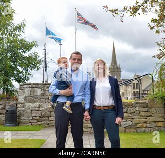 Forres, Schottland, Großbritannien. August 2020. FORRES, SCHOTTLAND, britischer Abgeordneter für Moray Douglas Ross wird als neuer Führer der schottischen Konservativen vorgestellt. Er übernahm die Rolle weniger als eine Woche nach dem Rücktritt von Jackson Carlaw. Im Bild: Douglas Ross mit seiner Frau Krystal und Sohn Alistair. Kredit: Dave Johnston/Alamy Live Nachrichten Stockfoto