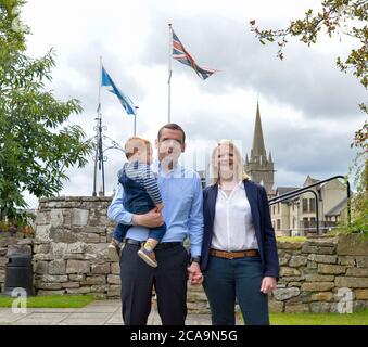 Forres, Schottland, Großbritannien. August 2020. FORRES, SCHOTTLAND, britischer Abgeordneter für Moray Douglas Ross wird als neuer Führer der schottischen Konservativen vorgestellt. Er übernahm die Rolle weniger als eine Woche nach dem Rücktritt von Jackson Carlaw. Im Bild: Douglas Ross mit seiner Frau Krystal und Sohn Alistair. Kredit: Dave Johnston/Alamy Live Nachrichten Stockfoto