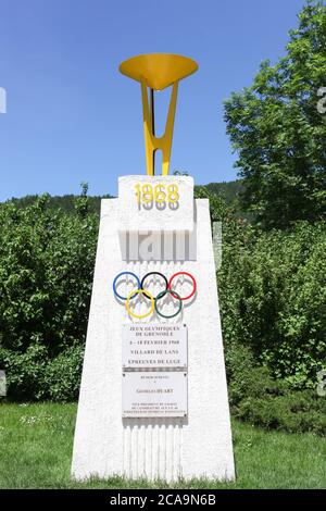 Villars de Lans, Frankreich - 17. Juni 2019: Denkmal der Olympischen Winterspiele 1968 in Grenoble in Villard-de-Lans, Frankreich Stockfoto