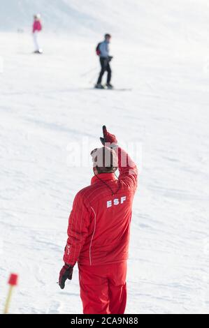 Skifahren lernen mit der ESF Skischule auf den Pisten des französischen Skigebiets Morzine in der Region Haute-Savoie im Südosten Frankreichs. Stockfoto