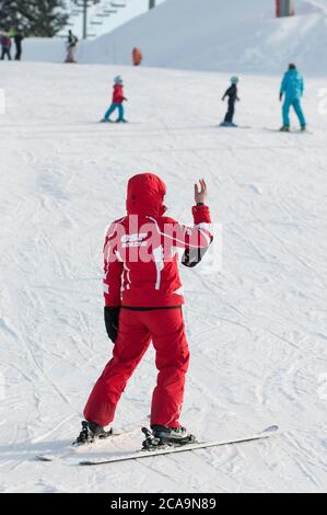 Skifahren lernen mit der ESF Skischule auf den Pisten des französischen Skigebiets Morzine in der Region Haute-Savoie im Südosten Frankreichs. Stockfoto