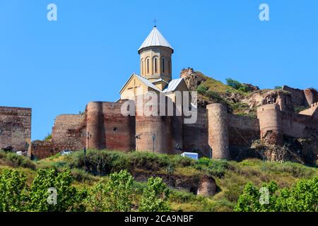 Uneinnehmbare alte Festung Narikala und Kirche St. Nikolaus in Tiflis, Georgien Stockfoto