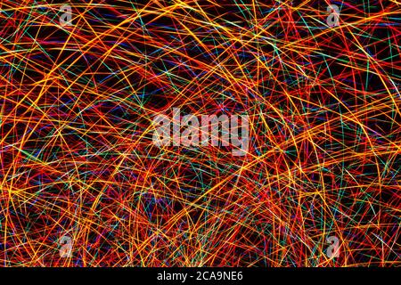 Bunte Licht Malerei abstrakte Langzeitbelichtung Bild mit roten, grünen, blauen und gelben Linien auf einem schwarzen Hintergrund Stockfoto