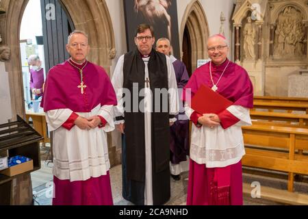 DERRY/LONDONDERRY 05/08/2020. Am 5. August 2020 treffen sich Menschen zur Beerdigung von John Hume's in der St Eugene's Cathedral in Londonderry, Nordirland. Der ehemalige SDLP-Führer und Nobelpreisträger starb am Montag im Alter von 83 Jahren. Aufgrund der Beschränkungen von Covid-19 für Versammlungen gab es bei der Trauermesse in der St. Eugene's Cathedral in Derry nur eine begrenzte Anzahl. P. Paul Farren sagte, dass Herr Hume im Leben nie Abstand hielt, sich einsetzte und "alle an die erste Stelle setzte". Zu den Würdenträgern gehörten der erste Minister Arlene Foster, der stellvertretende erste Minister.Kredit: Irish Eye/Alamy Live News Stockfoto