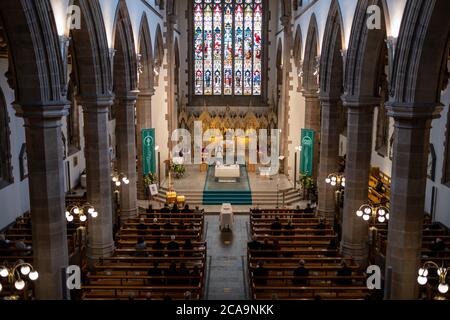 DERRY/LONDONDERRY 05/08/2020. Am 5. August 2020 treffen sich Menschen zur Beerdigung von John Hume's in der St Eugene's Cathedral in Londonderry, Nordirland. Der ehemalige SDLP-Führer und Nobelpreisträger starb am Montag im Alter von 83 Jahren. Aufgrund der Beschränkungen von Covid-19 für Versammlungen gab es bei der Trauermesse in der St. Eugene's Cathedral in Derry nur eine begrenzte Anzahl. P. Paul Farren sagte, dass Herr Hume im Leben nie Abstand hielt, sich einsetzte und "alle an die erste Stelle setzte". Etwa 100 Personen - meist Familie und Freunde besuchten den Trauerdienst. Zu den Würdenträgern gehörten der erste Minister Arlene Foster, der stellvertretende erste Minister Stockfoto