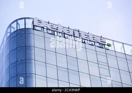 Paris, Frankreich - 11. November 2019: Deloitte-Gebäude in Paris La Defense, Frankreich. Deloitte ist eine der vier großen Wirtschaftsprüfungsgesellschaften Stockfoto