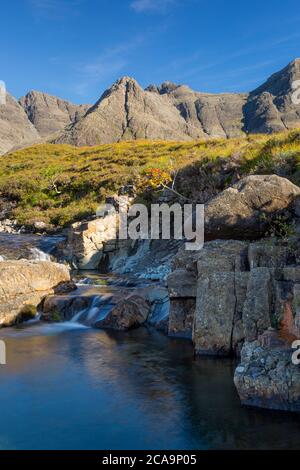 Strom von Allt Coir ein Tairneilear mit den Black Cuillin Mountains dahinter, Glen Spröde, Isle of Skye, Schottland, Großbritannien Stockfoto