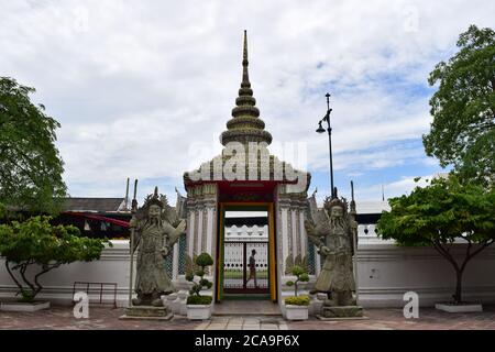 Tempeleingang in Thailand Stockfoto