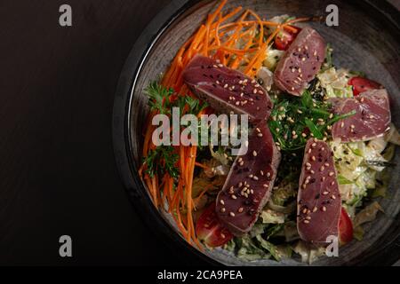 Salatschüssel mit Thunfisch Tataki. Asiatische Küche. Blick von oben Stockfoto