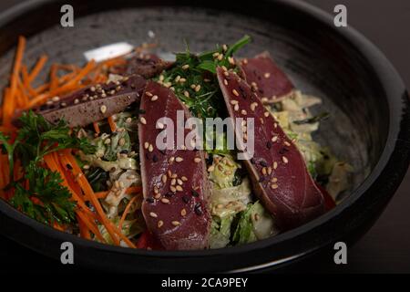 Nahaufnahme der Salatschüssel mit Thunfisch-Tataki. Asiatische Küche Stockfoto