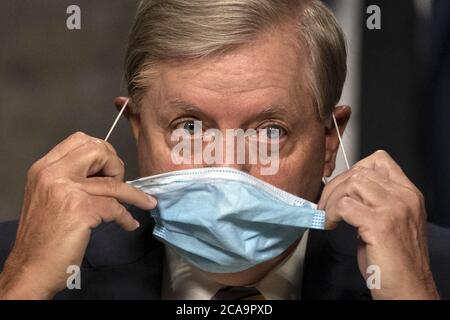 Washington, Usa. August 2020. Senator Lindsey Graham, R-S.C., der Vorsitzende des Justizausschusses des Senats, entfernt seine Maske vor einer Anhörung des Justizausschusses des Senats auf dem Capitol Hill in Washington, DC am Mittwoch, 5. August 2020, um die Untersuchung des Crossfire-Hurrikans zu untersuchen. Crossfire Hurricane war der Codename für die Gegennachrichtenuntersuchung durch das Federal Bureau of Investigation im Jahr 2016. Pool Foto von Carolyn Kaster/UPI Kredit: UPI/Alamy Live News Stockfoto