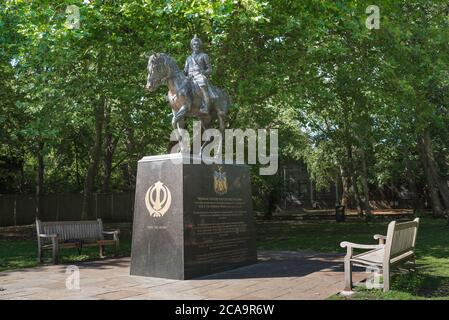 Blick auf die Statue des Maharaja Duleep Singh Memorial Statue im Butten Island Park im Zentrum von Thetford, Norfolk, Großbritannien Stockfoto