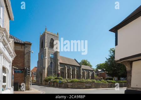 Thetford Norfolk UK, Blick im Sommer auf die St. Peter's Church an der Ecke King Street und Whitehart Street im Zentrum von Thetford, England, UK Stockfoto