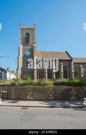 Church Thetford, Blick im Sommer auf St. Peter's Church an der Ecke King Street und Whitehart Street im Zentrum von Thetford, England, UK Stockfoto