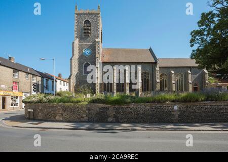 Thetford Kirche, Blick im Sommer von St. Peter's Church an der Ecke von King Street und Whitehart Street im Zentrum von Thetford, England, UK Stockfoto