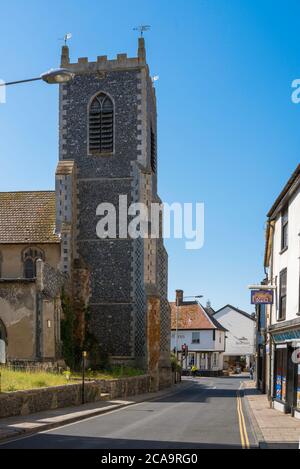 Thetford Norfolk UK, Blick im Sommer auf Whitehart Street und St. Peter's Church im Zentrum der Norfolk-Stadt Thetford, England, Großbritannien Stockfoto