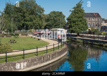 Thetford Norfolk, Blick im Sommer auf den Little Ouse River, der durch das Zentrum der Stadt Thetford, Norfolk, East Anglia, Großbritannien, fließt Stockfoto