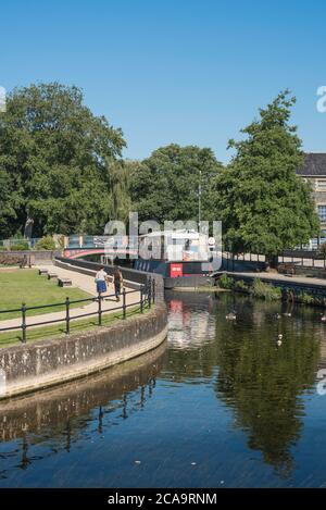 Thetford Norfolk, Blick im Sommer auf den Little Ouse River, der durch das Zentrum der Stadt Thetford, Norfolk, East Anglia, UK, fließt Stockfoto