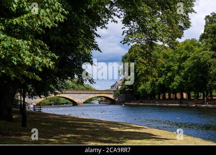 Eine alte Brücke über den Fluss Avon in Evesham, Worcestershire, England, Großbritannien Stockfoto