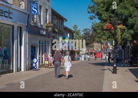 Thetford Norfolk, Blick im Sommer auf Menschen, die entlang der King Street spazieren - die Haupteinkaufsstraße in der Stadt Thetford, Norfolk, East Anglia, Großbritannien Stockfoto