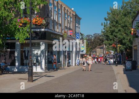 Thetford Norfolk, Blick im Sommer auf Menschen, die entlang der King Street spazieren - die Haupteinkaufsstraße in der Stadt Thetford, Norfolk, East Anglia, Großbritannien Stockfoto