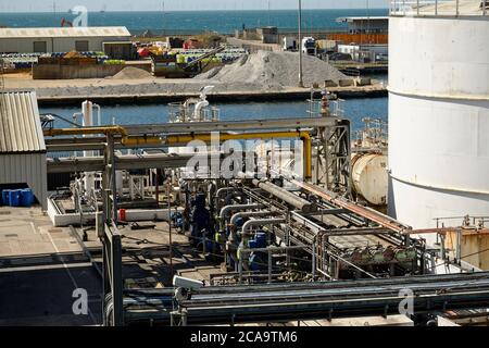 Kraftstofftank und zugehörige Rohrleitungen. Shoreham Port ist ein blühender Handelshafen an der Südküste Englands in der Nähe von Brighton. Stockfoto