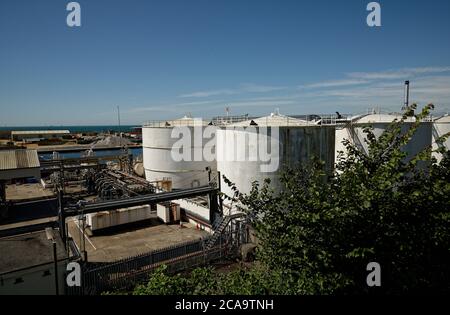 Kraftstofftanks. Shoreham Port ist ein blühender Handelshafen an der Südküste Englands in der Nähe von Brighton. Stockfoto