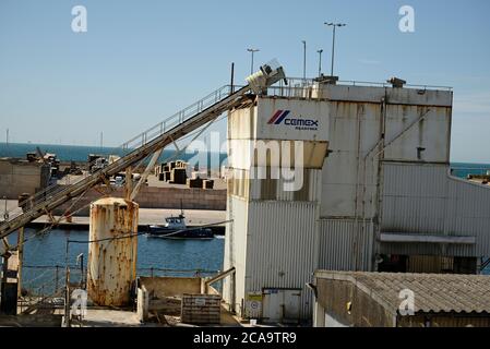 Lagersilo und Förderband von Cemex. Shoreham Port ist ein blühender Handelshafen an der Südküste Englands in der Nähe von Brighton. Stockfoto